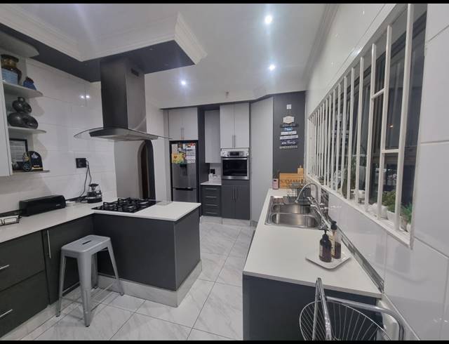 4 BEDROOM HOUSE FOR SALE IN FALCON RIDGE